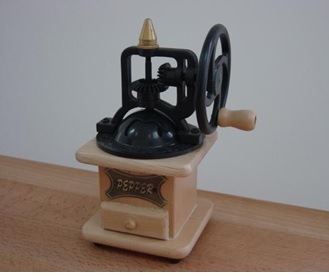mlýnek na pepř Gerti Gundel antik 16 cm